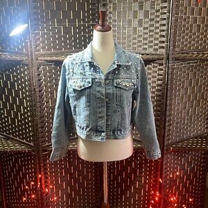 *00021 NWOT STYLISH FAUX PEARL EMBELLISHED WASHED VLUE DENIUM JACKET.